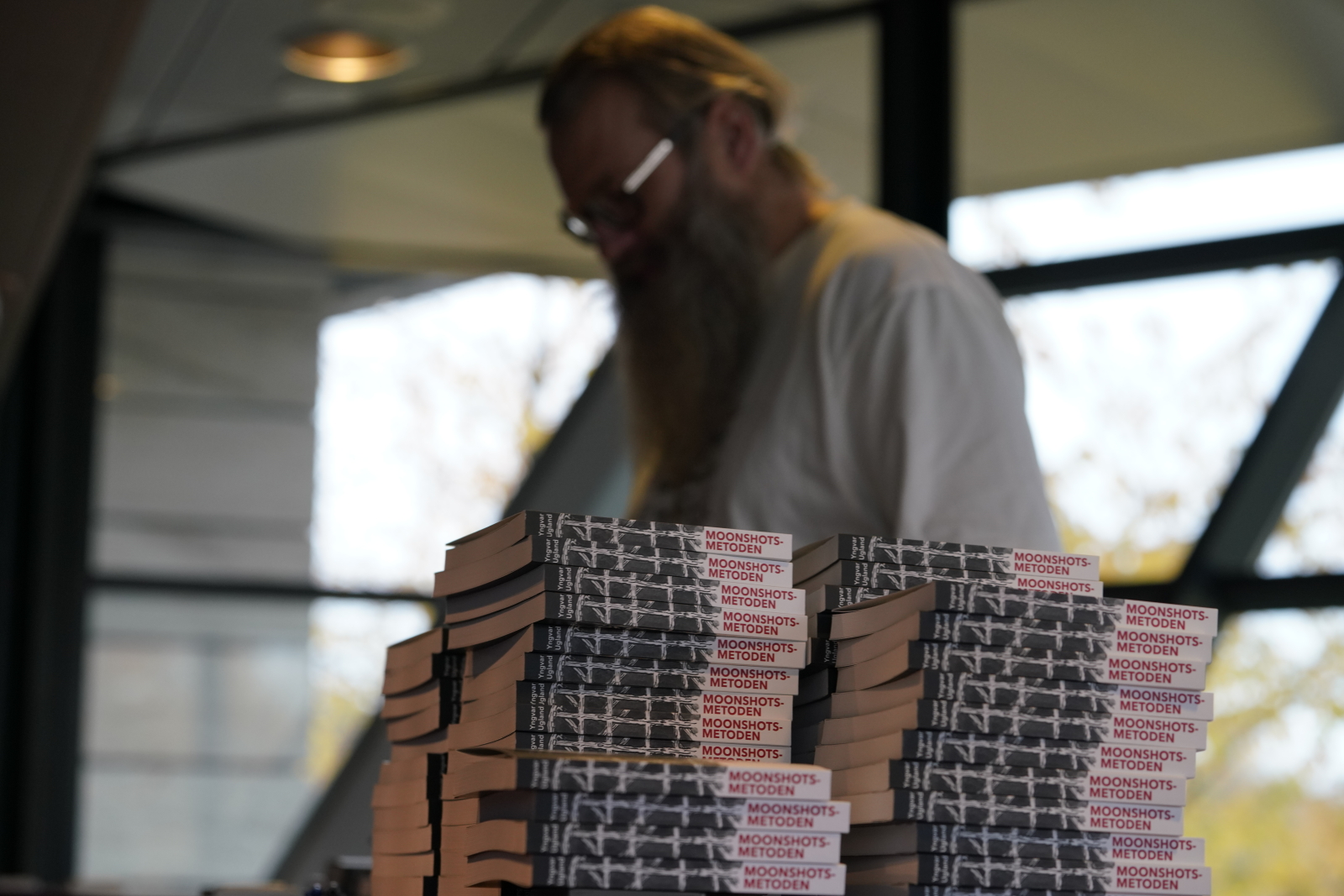 Yngvar Ugland bak stabler med Moonshots-metoden