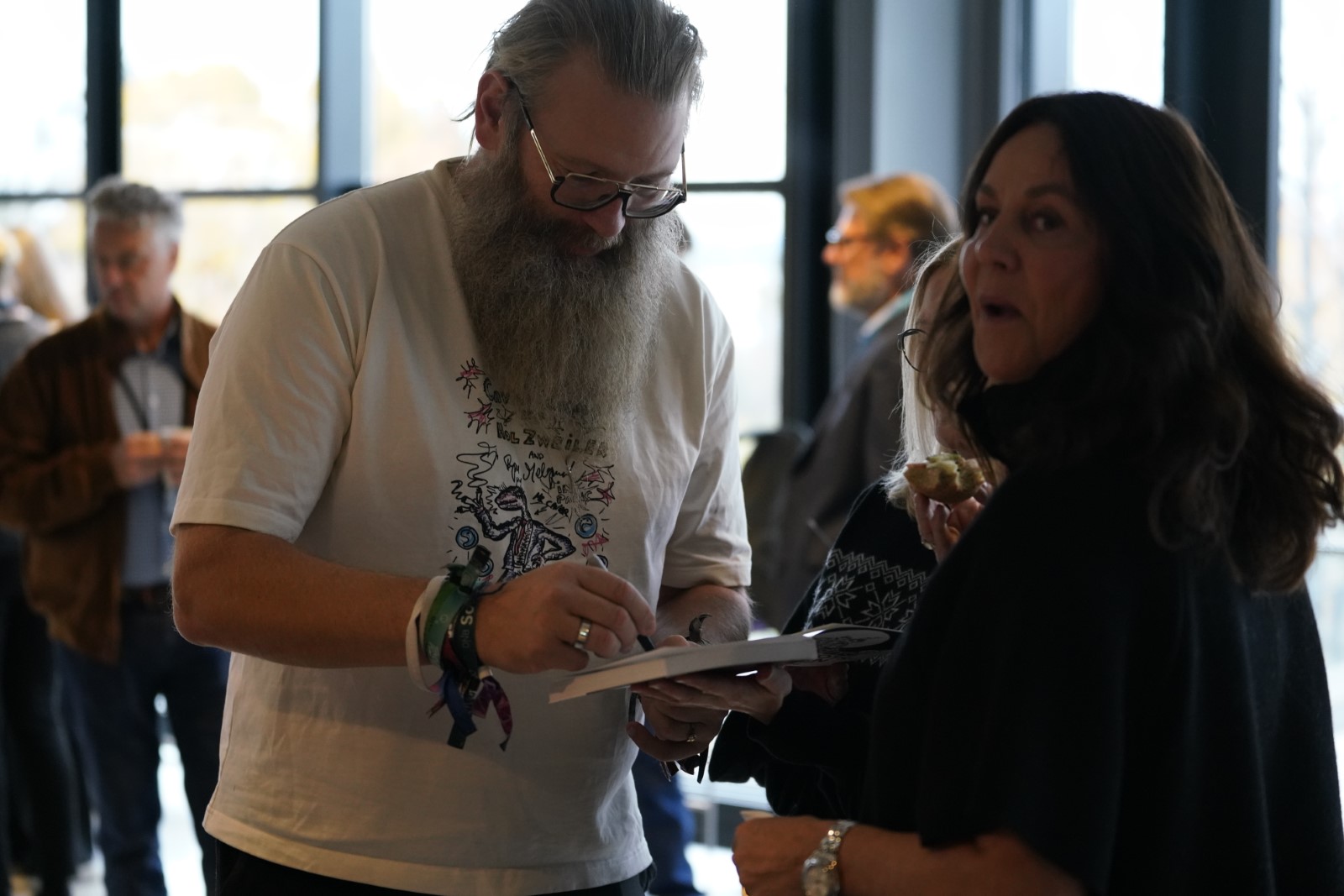 Yngvar Ugland signerer bøker