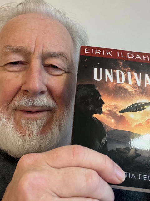 Eirik Ildahl med boka Undiva