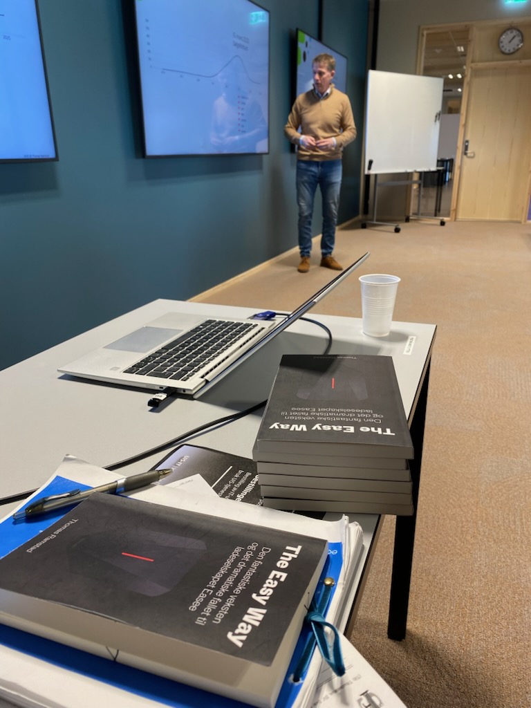 Thomas Ramstad med boka The Easy Way